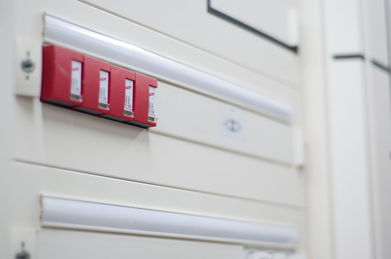 Aardpen installation voor effectieve bliksembeveiliging van woningen en bedrijfspanden