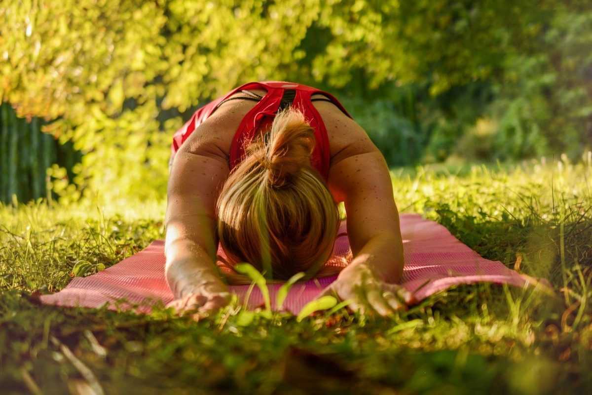 Serene yogasessie tijdens yogaweekend Limburg in natuurlijke, vredige omgeving