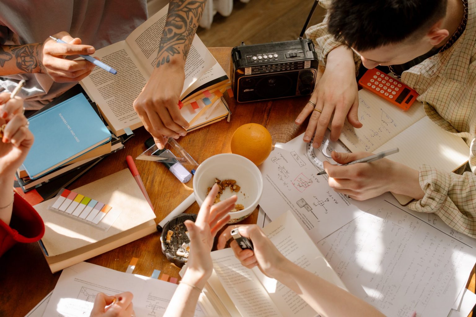 Professionele stagiair observeert werkprocessen op HR-afdeling met aandacht en betrokkenheid