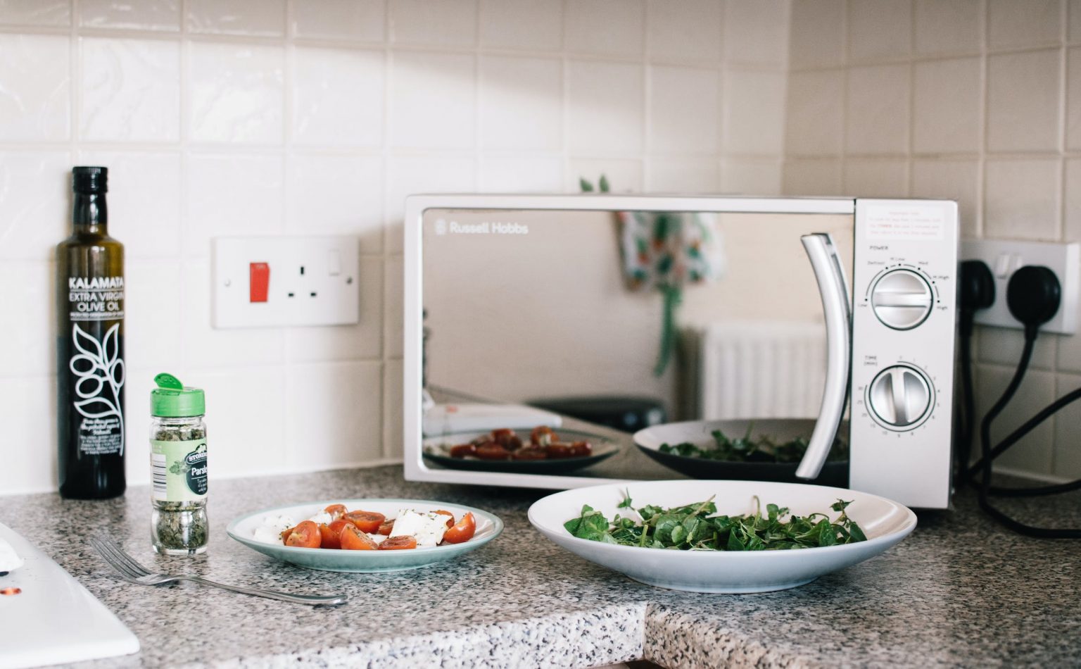 Combimagnetron in moderne keuken voor opwarmen, grillen, bakken en koken