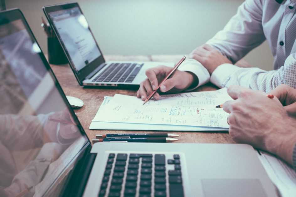 Vrouw ziet tegen het gaan naar werk op, geïllustreerd bij artikel over met tegenzin naar werk gaan