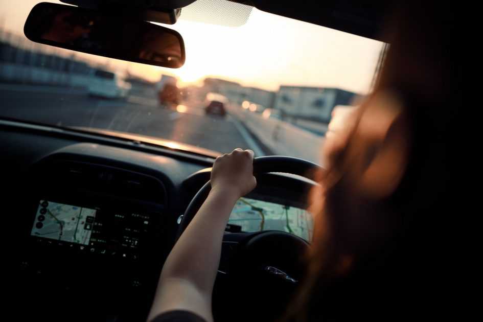 Rijschool den Haag instructeur geeft rijles aan student in auto
