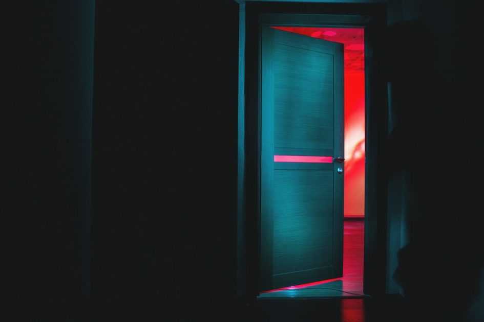 Advies wat te doen na inbraak: politie bellen, bankpas blokkeren en slotenmaker inschakelen voor veiligheid