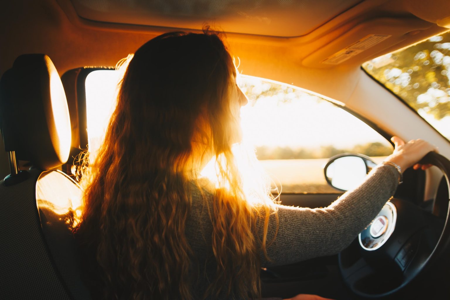 Jongere achter het stuur neemt rijlessen nemen als je 16,5 jaar bent