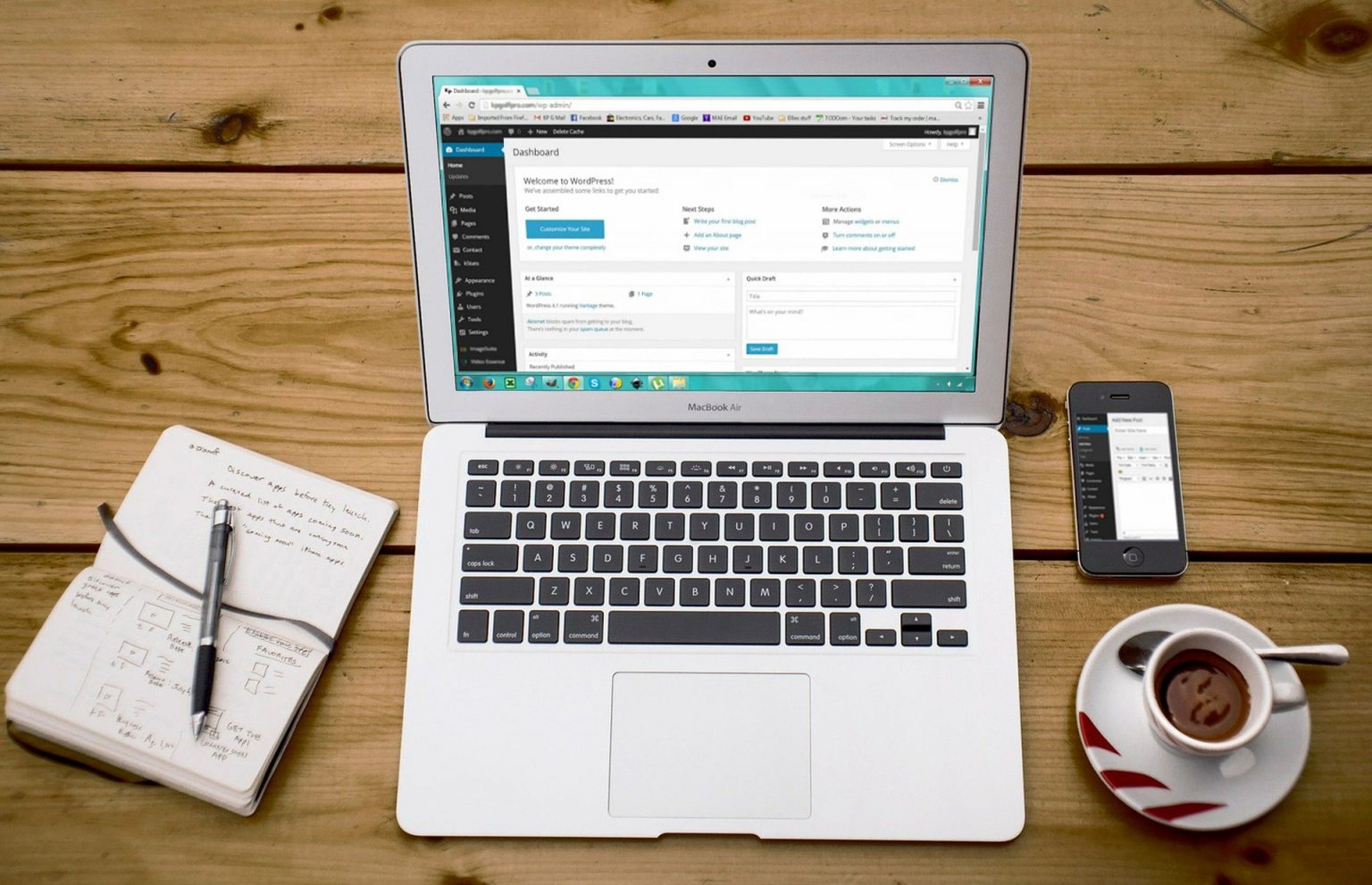 Laptop met WordPress dashboard voor het maken van een webshop met plugins en instellingen