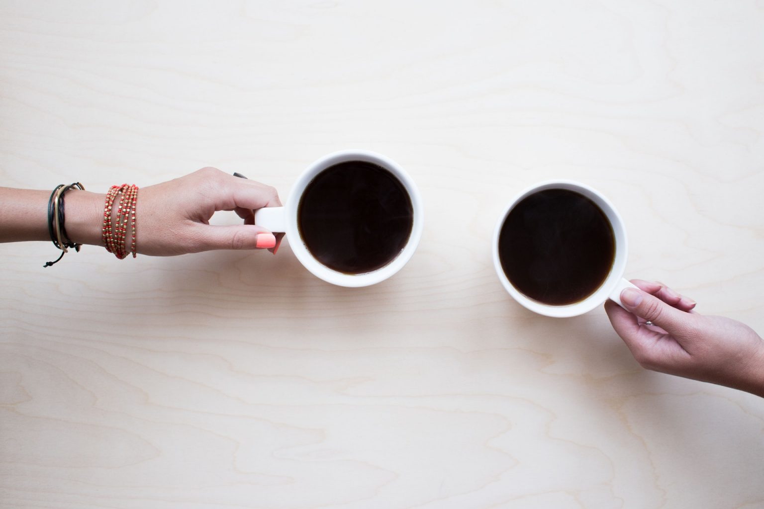 Kop koffie met verschillende manieren om koffie te drinken, van pure koffie tot koffie met melk en suiker