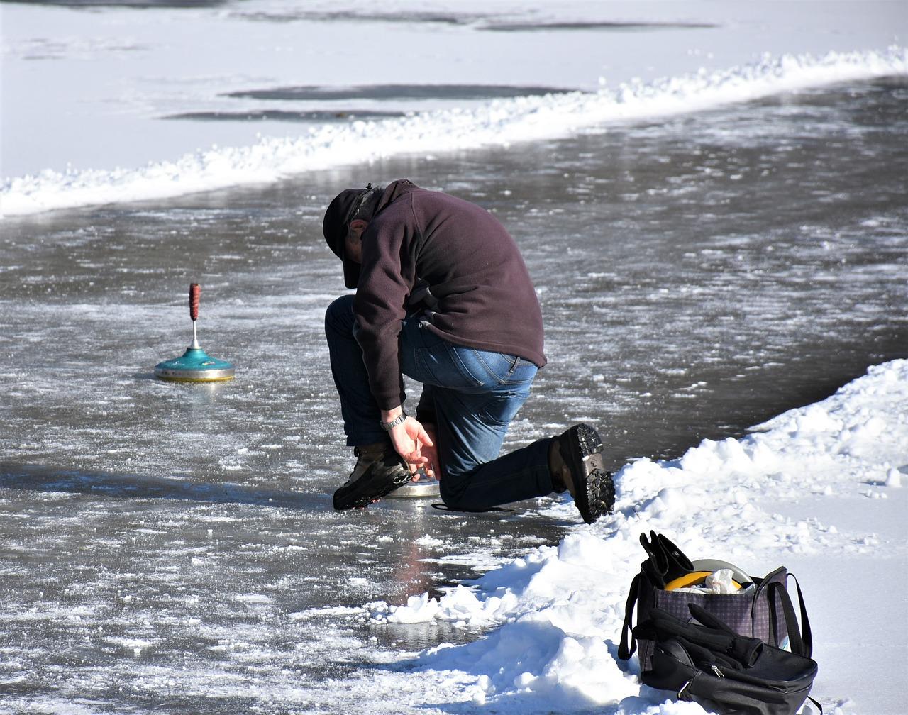 Bezoekers schaatsen op het ijs van Ijsbaan Den Bosch in de winter met elkaar