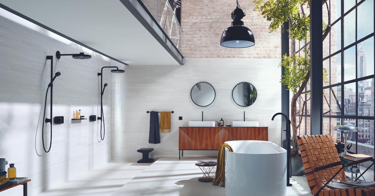 Moderne badkamer met houten meubilair, tegels en praktische accessoires die je in elk budget kunt kopen