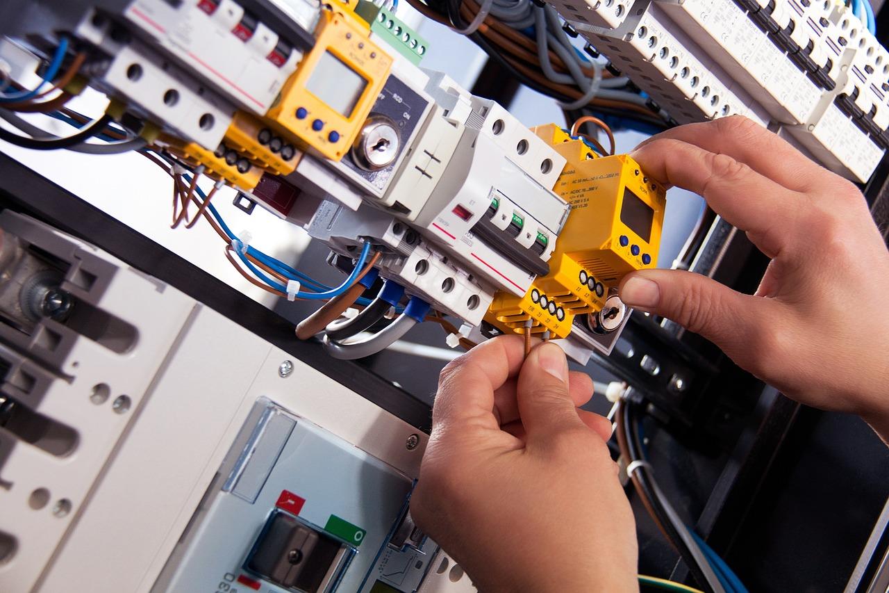 Deskundige installateur die een modern verwarmingssysteem installeert met professionele gereedschappen en veiligheidsnormen i