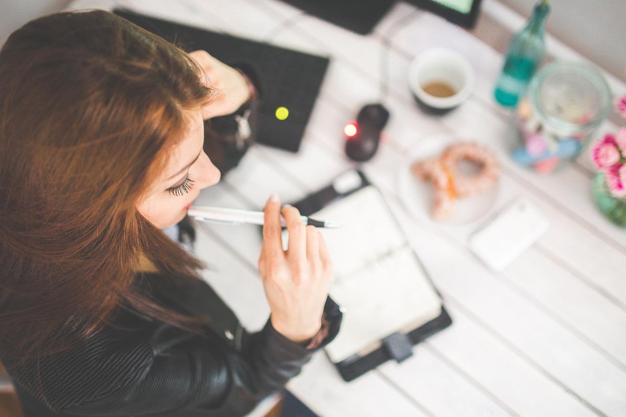 Gezonde werkomgeving met ergonomische werkplekken en welzijnsmaatregelen voor werknemers