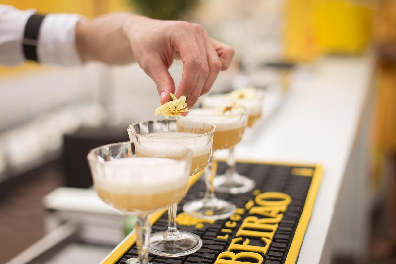 Home-mixoloog shakt een cocktail met juiste techniek en ingrediënten voor professioneel resultaat thuis