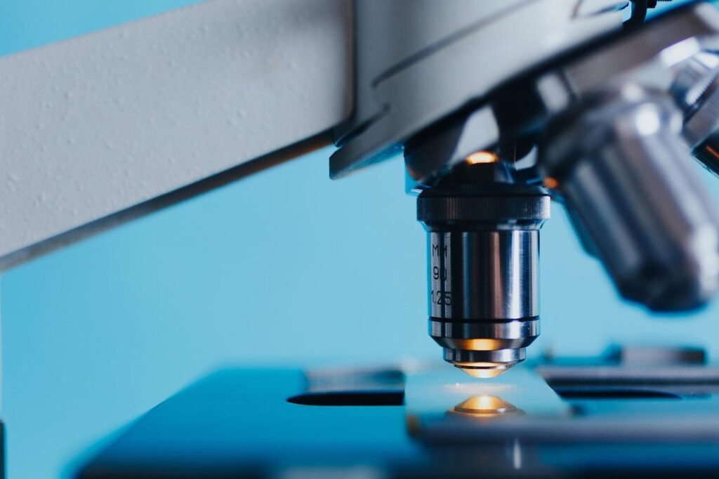 Overzicht van laboratoriumbenodigdheden voor een efficiënt schoollaboratorium met microscoop en veiligheidsmaterialen