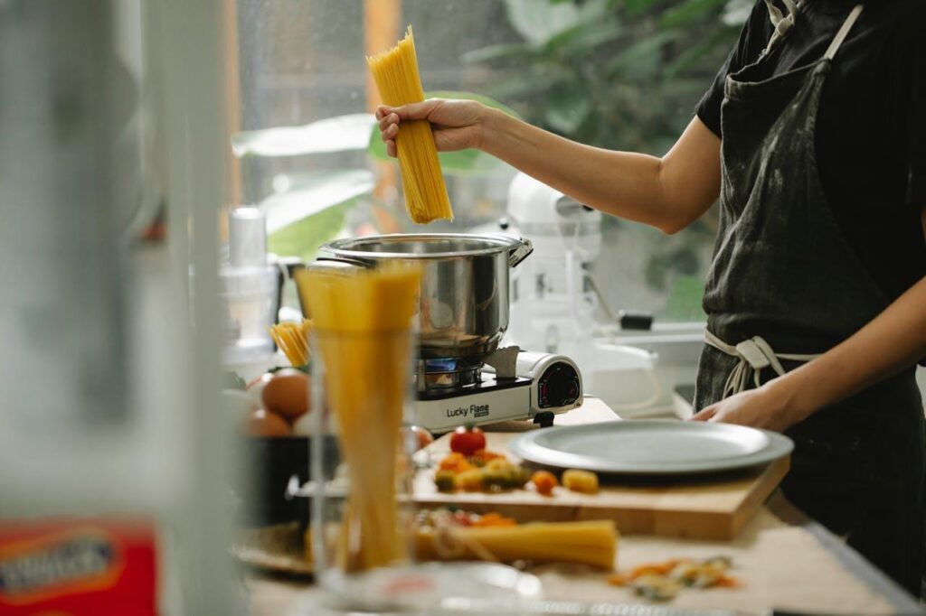 Deelnemers werken samen in de keuken, demonstrerend hoe samen koken samenwerking en teamdynamica verbetert