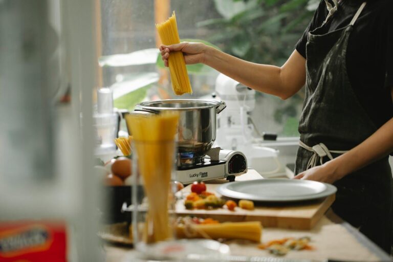 Deelnemers werken samen in de keuken, demonstrerend hoe samen koken samenwerking en teamdynamica verbetert